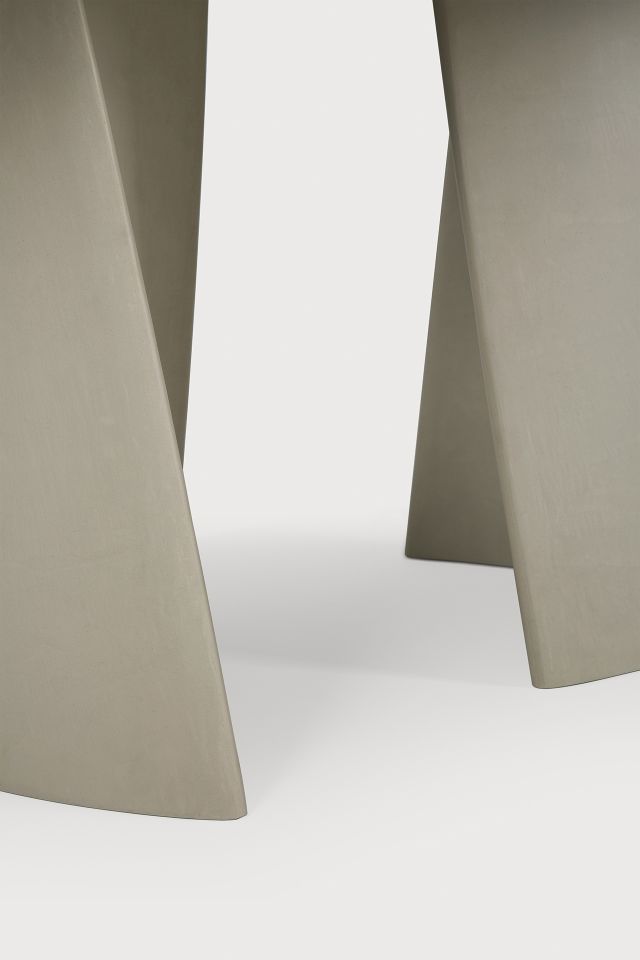 Detailaufnahme der Basis des Canyon Outdoor Esstischs von Ethnicraft, Betonoptik, moderne Gartentisch-Beine.