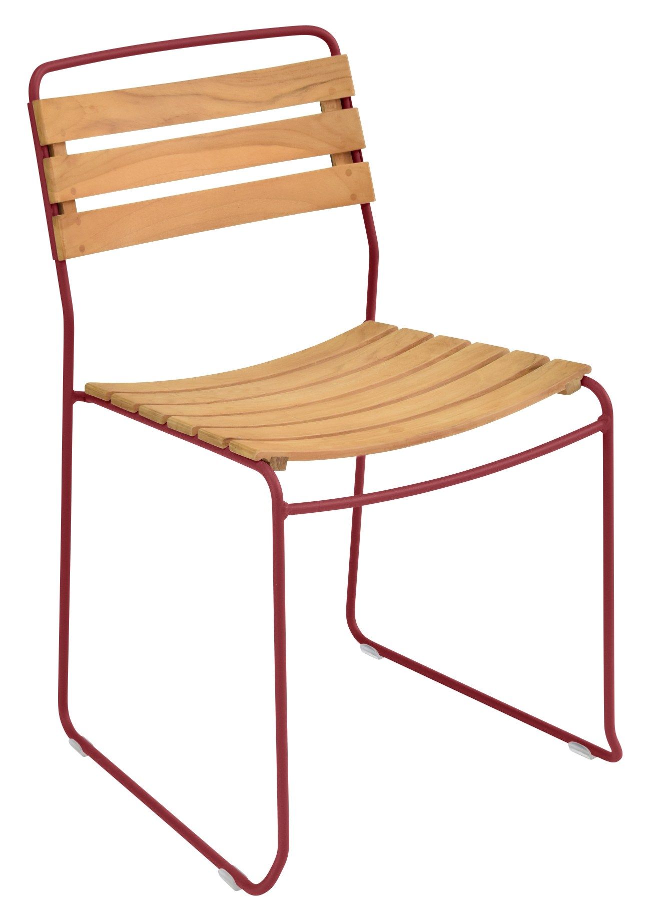 Surprising Teak Chair von Fermob für den Außenbereich, Teakholz und rote Metallstruktur.