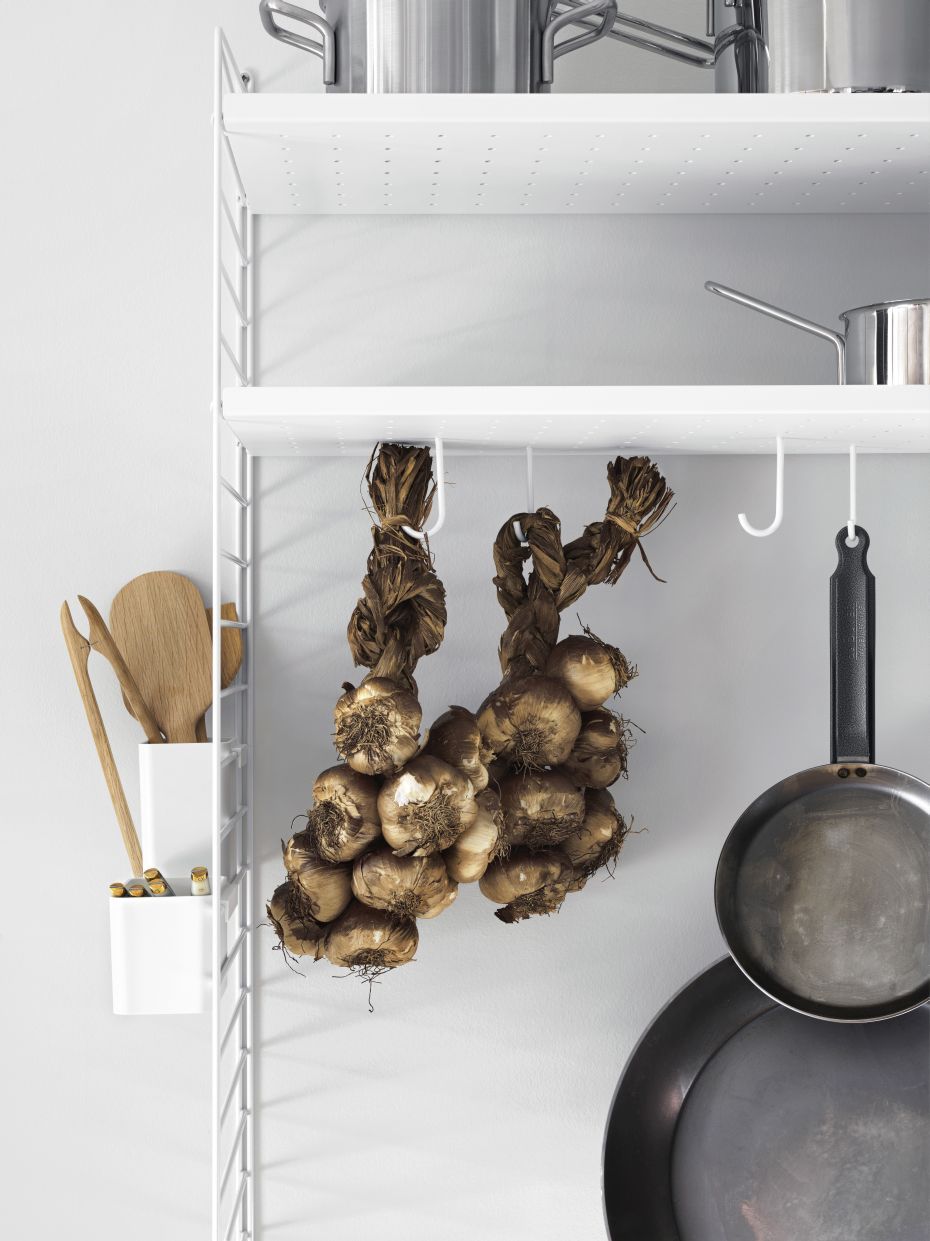 Detailaufnahme: Einzelteil Haken für String Regal, 5er-Pack, mit Knoblauch und Pfanne. Metallregal Zubehör.