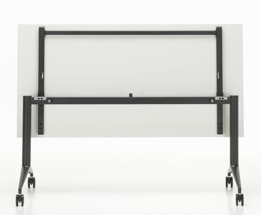Detailansicht des Vitra MedaMorph Klapptisches: Unterseite der Tischplatte mit schwarzem Gestell und Rollen.