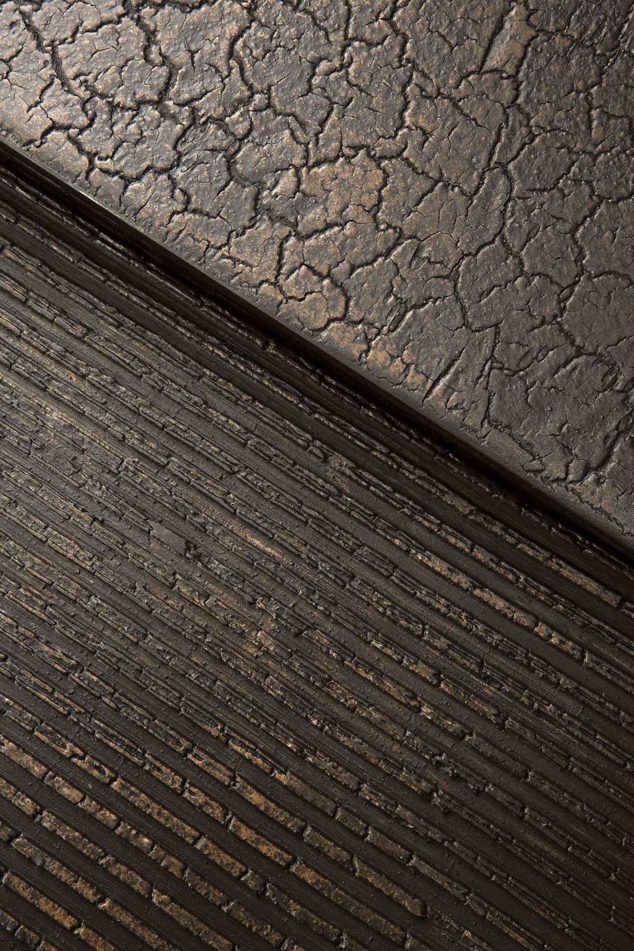 Detailaufnahme der Textur des Ethnicraft Pentagon Couchtisch 2er Sets in Whisky-Optik.