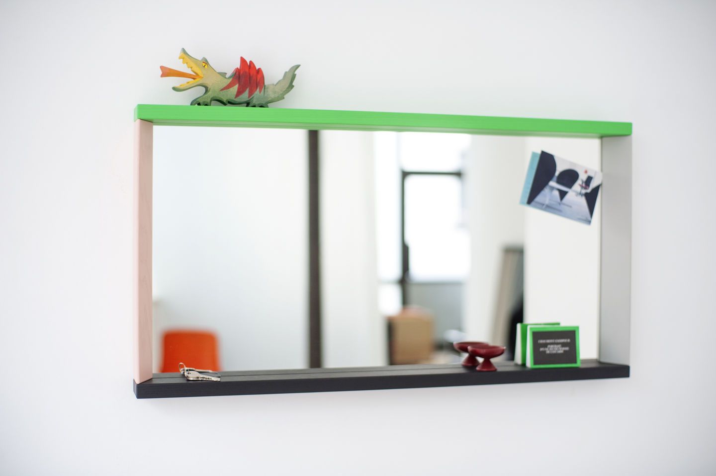 Colour Frame Mirrors Spiegel von Vitra mit Ablage und bunten Akzenten, Dekoration auf der Ablage.