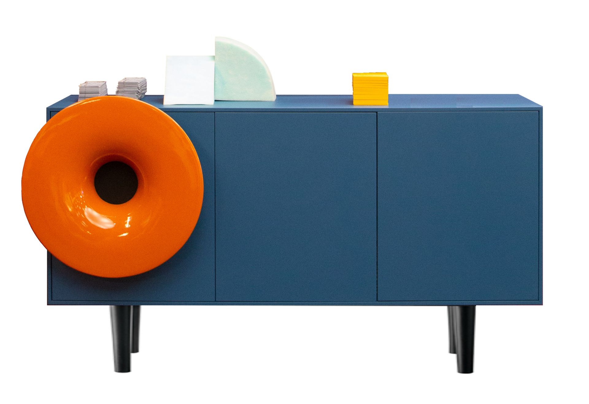 Blaue Caruso Anrichte von Miniforms mit orangefarbenem Lautsprecher und Deko-Elementen. Moderne Wohnzimmermöbel.