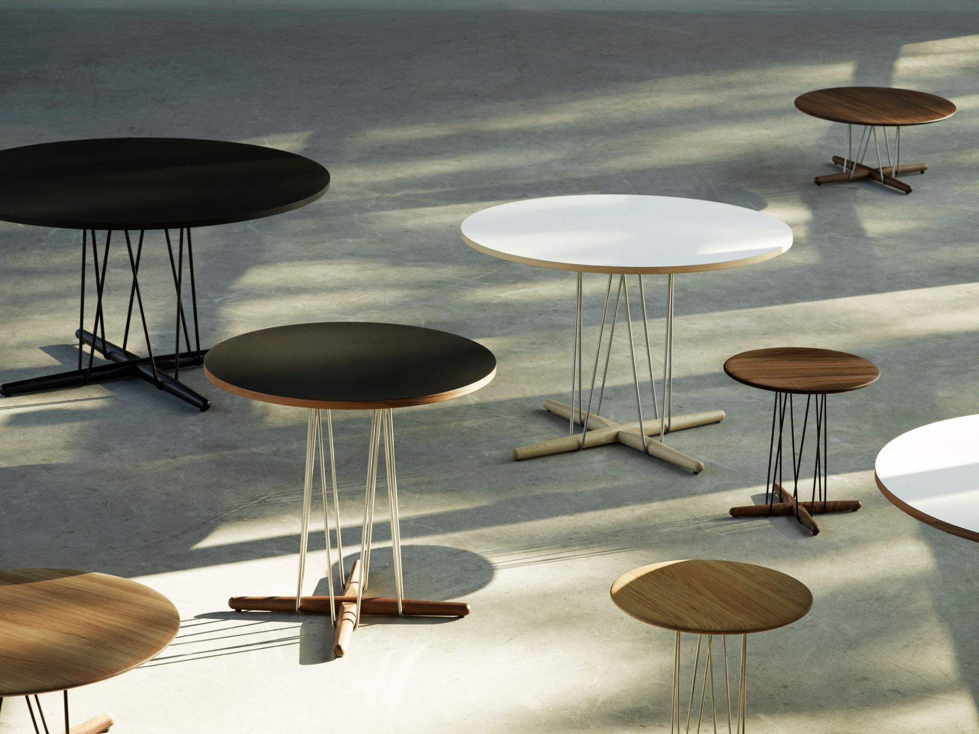 Embrace Lounge Table von Carl Hansen & Søn: Couchtisch mit Stahlgestell und Eicheplatte.