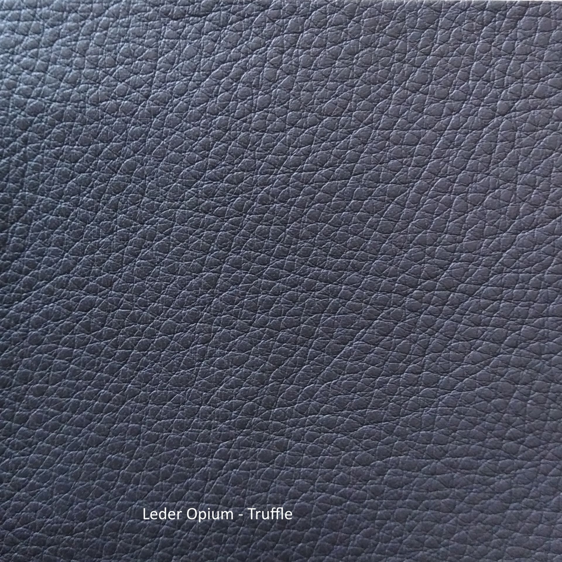 Detailaufnahme des Ledermusters Opium von Freifrau Manufaktur in der Farbe Trüffel. Hochwertiges, genarbtes Echtleder.