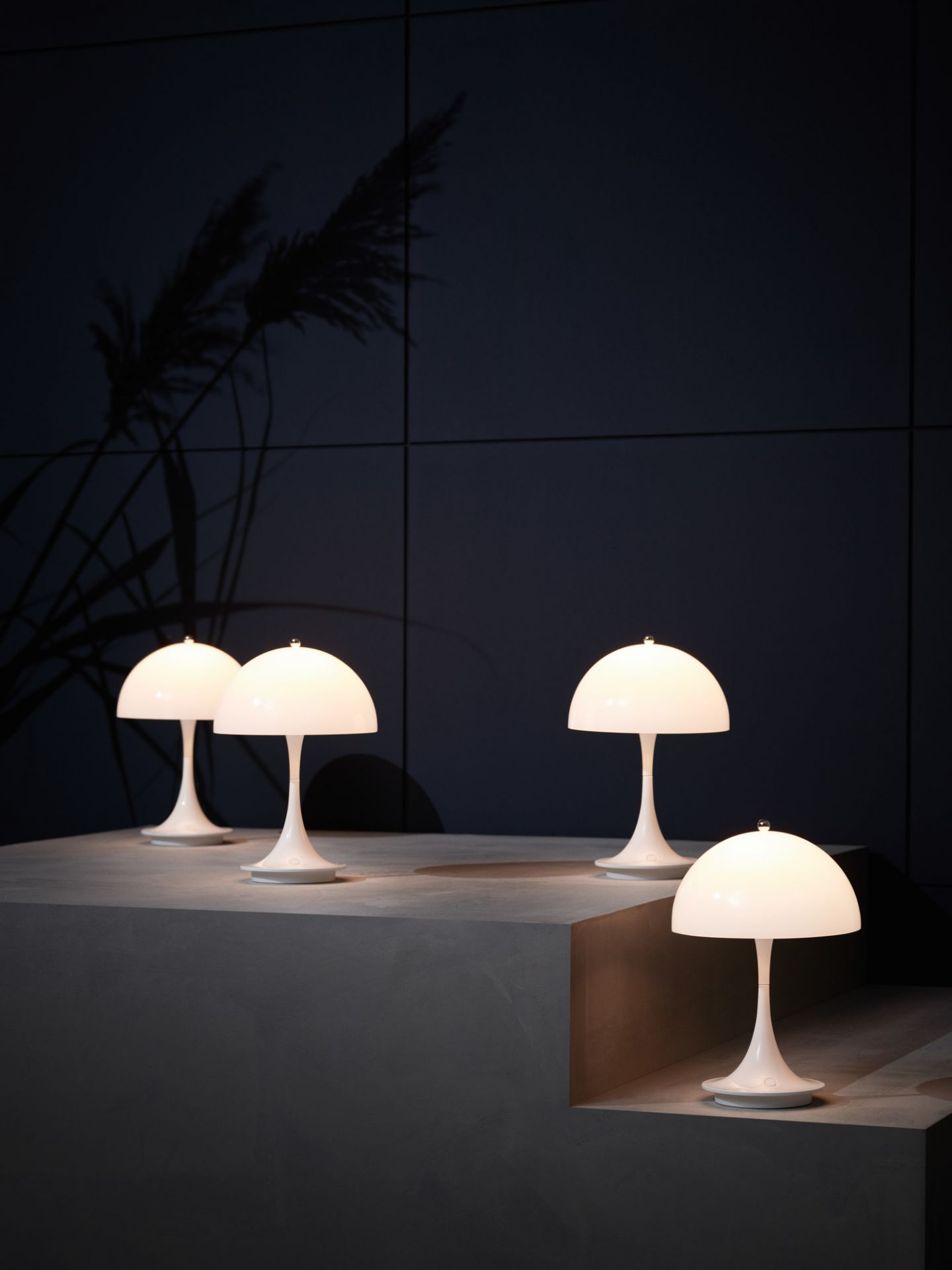 Vier Panthella 160 Portable Akku LED-Tischleuchten von Louis Poulsen in Opal Grau.