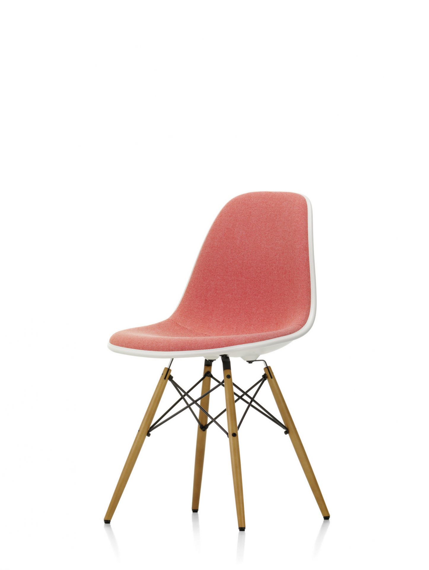 Eames Plastic Side Chair DSW, vollgepolsterter Stuhl von Vitra mit Ahorn-Holzbeinen und rotem Stoffbezug.