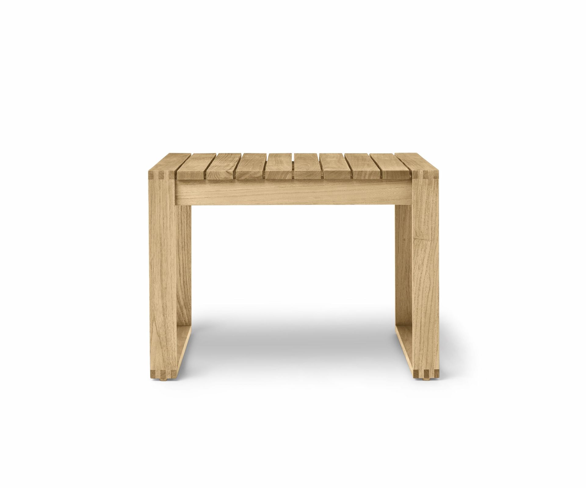Bodil Kjaer Outdoor Beistelltisch von Carl Hansen & Søn aus hellem Teakholz.