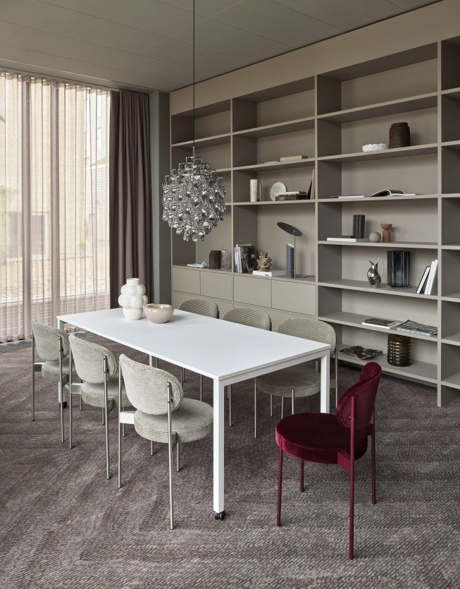 Panton Move Table Esstisch von Verpan mit Rollen, umgeben von Stühlen in modernem Interieur.