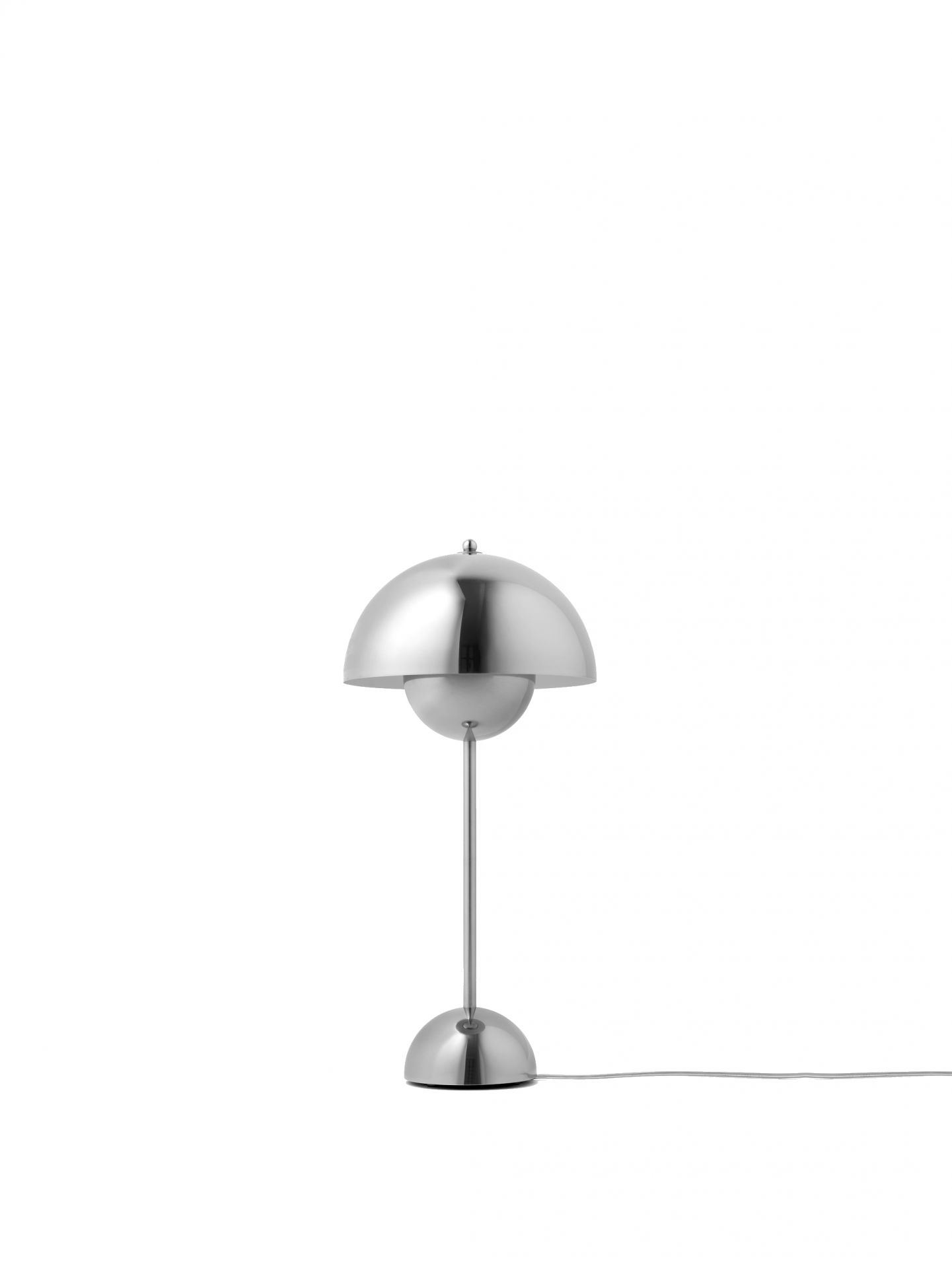 Flowerpot VP3 Tischleuchte von AndTradition in Chrom, modernes Design für Wohnzimmer und Schlafzimmer.
