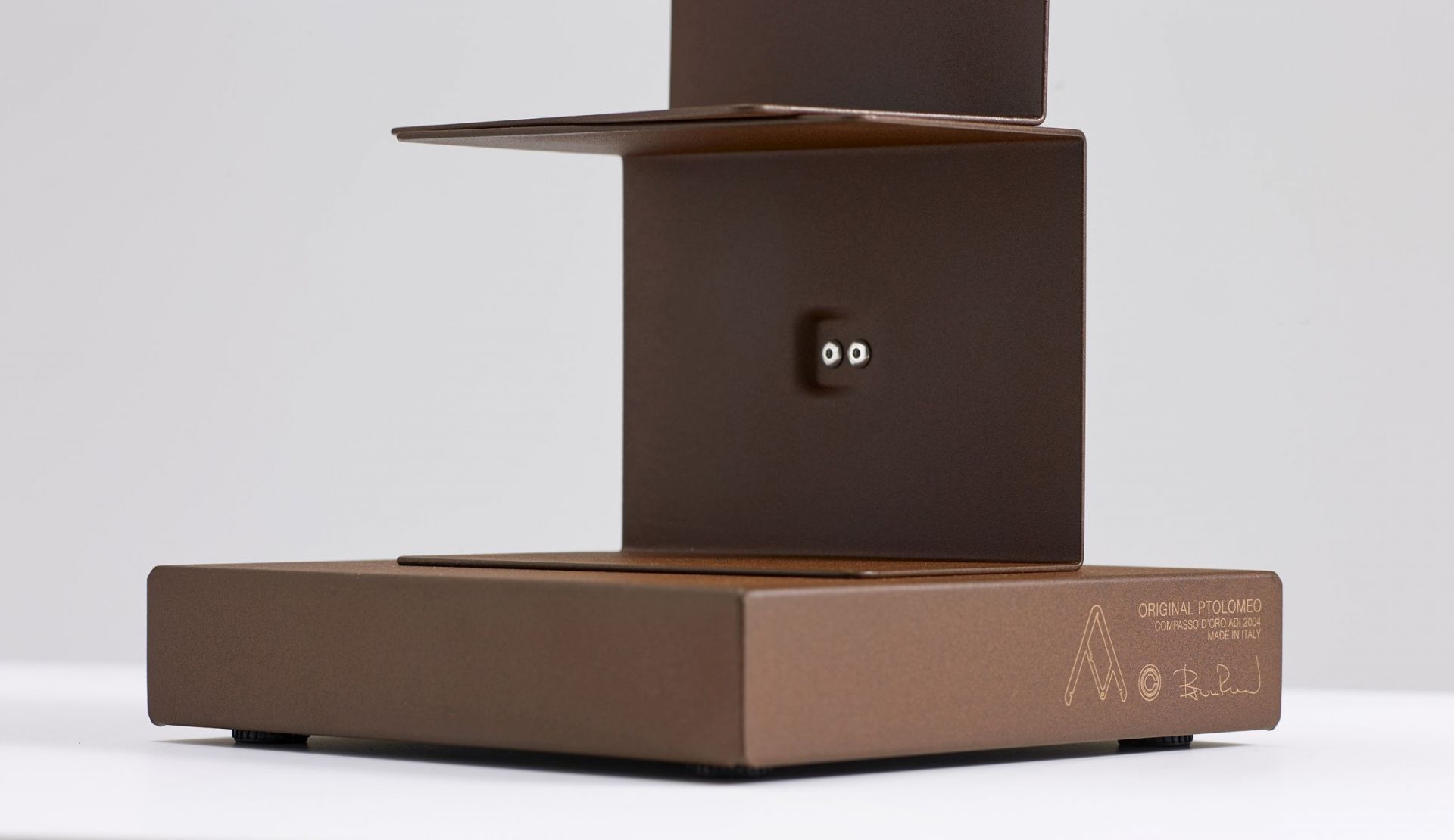 Nahaufnahme des Ptolomeo Bücherregals von Opinion Ciatti in Bronze, modernes Design für Wohnzimmer und Büro.