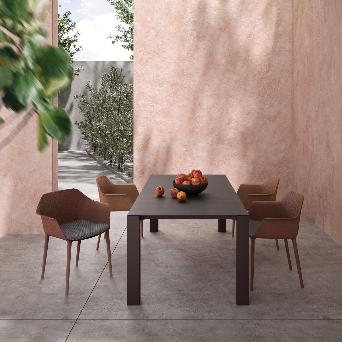 Gala Pure Eco Sessel von Andreu World, stapelbarer Armlehnstuhl aus Holz und Stoff für den Garten.