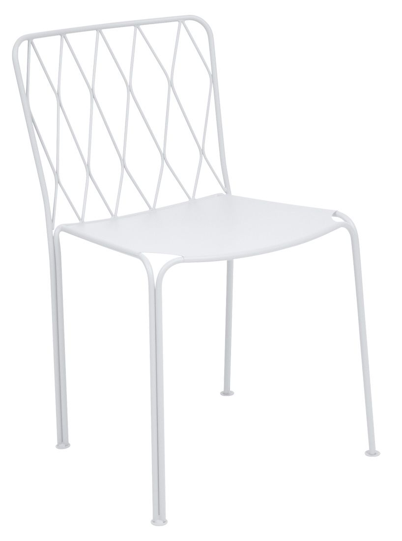 Weißer Kintbury Stuhl von Fermob für den Außenbereich, minimalistisches Design mit filigranem Drahtgestell.
