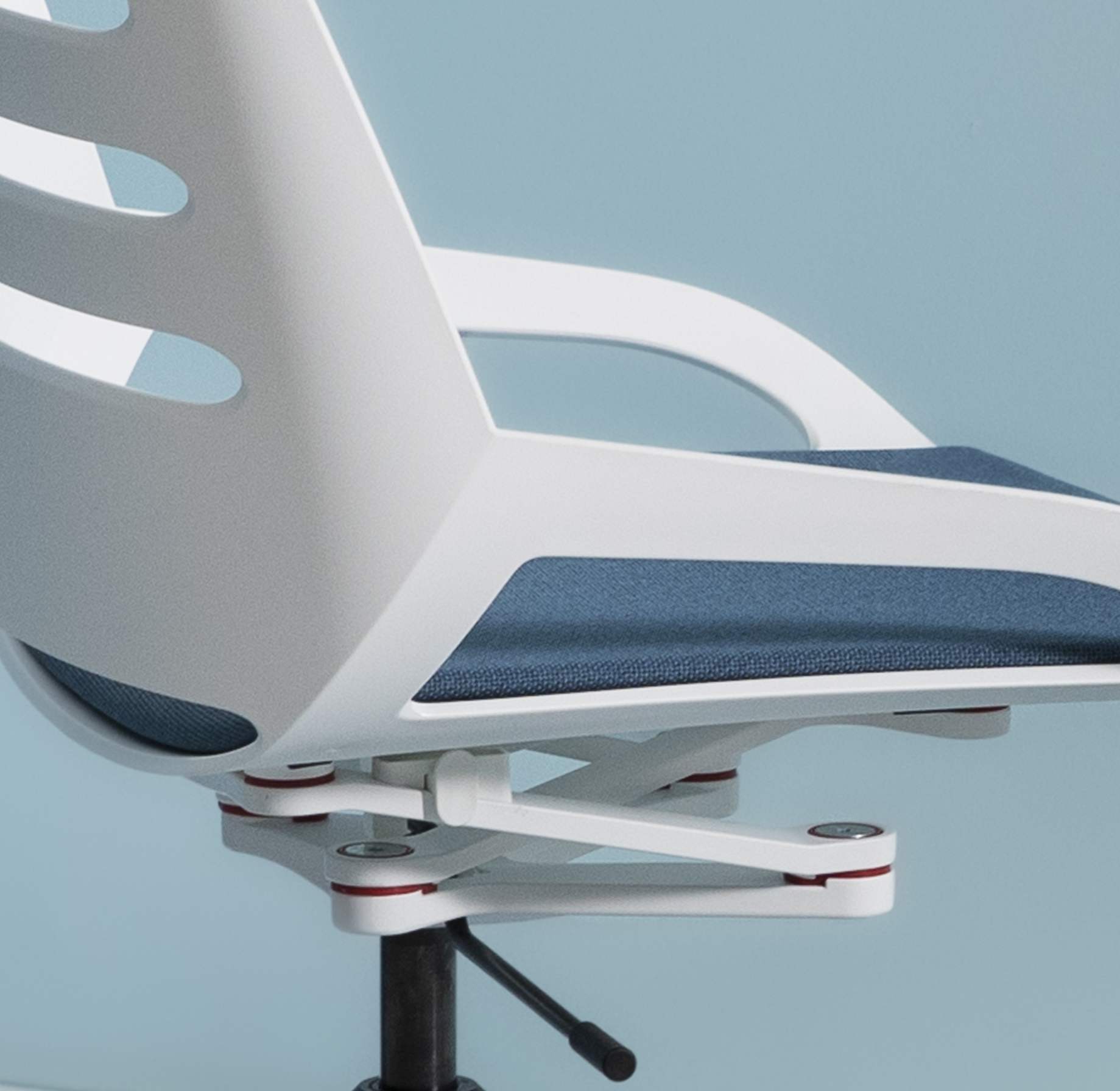 Detailaufnahme Numo Task Bürodrehstuhl von Aeris, weiße Rückenlehne mit blauer Sitzfläche, ergonomisch und modern.