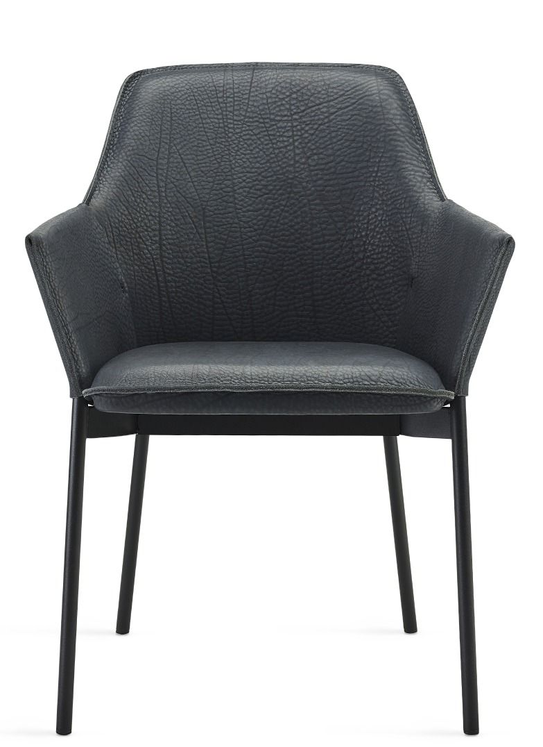 Grace Lounge Chair High von Freifrau Manufaktur mit schwarzem Lederbezug und filigranem Metallgestell.