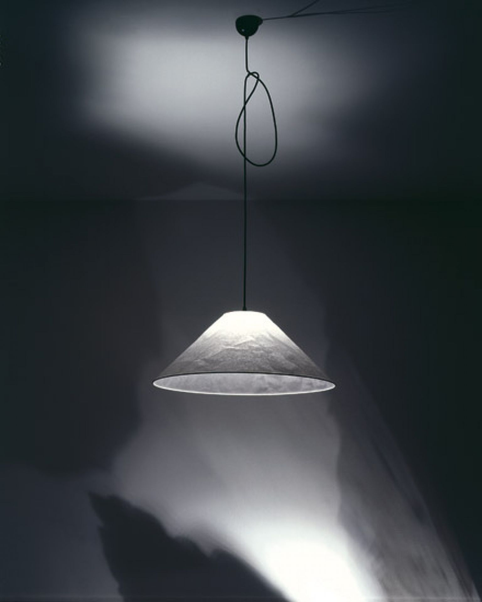 KNITTERLING Pendelleuchte von Ingo Maurer: Hängelampe mit kegelförmigem Schirm und indirektem Licht.