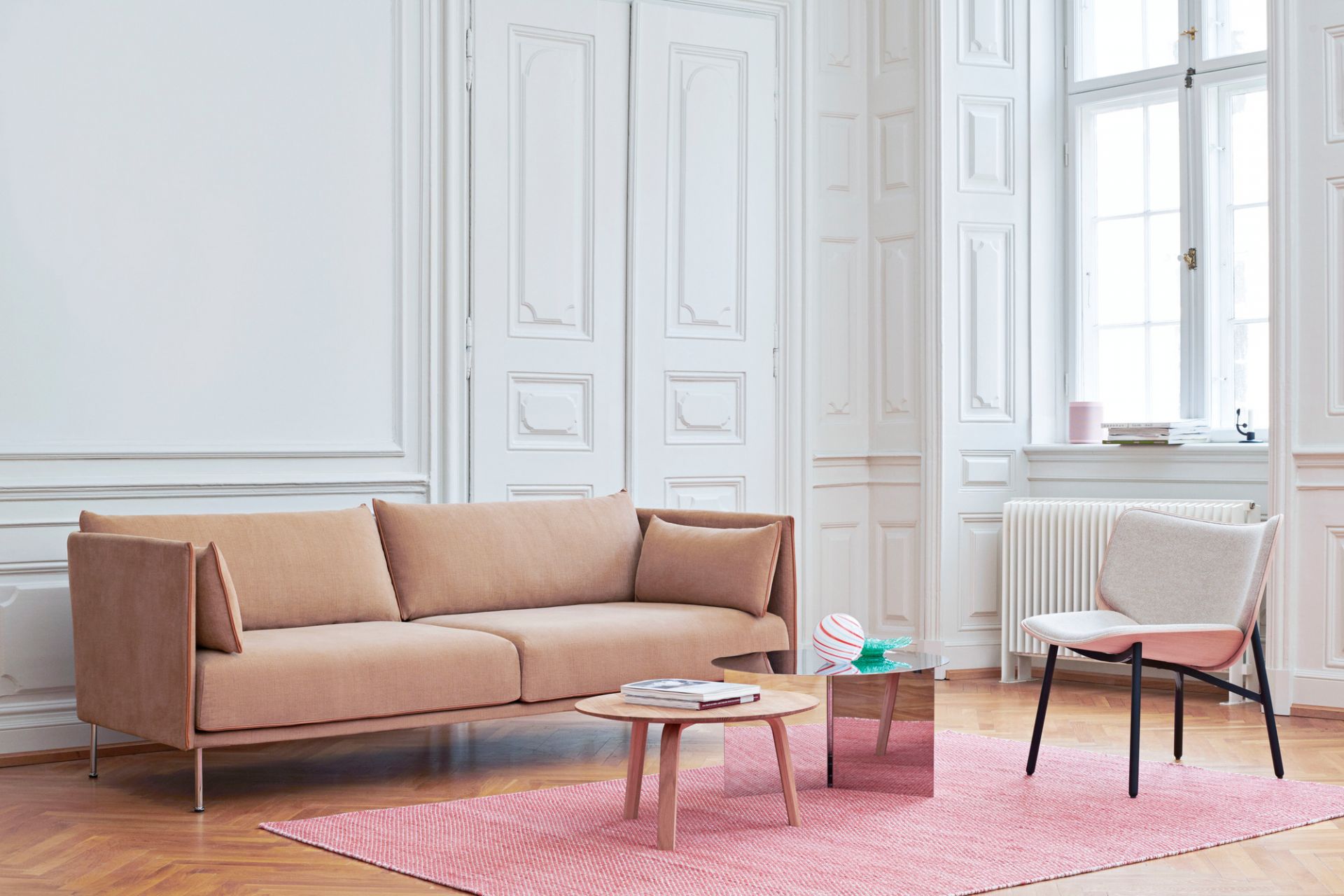 Beiger Dapper Lounge Chair Sessel von Hay mit schwarzem Gestell in stilvollem Wohnzimmer.