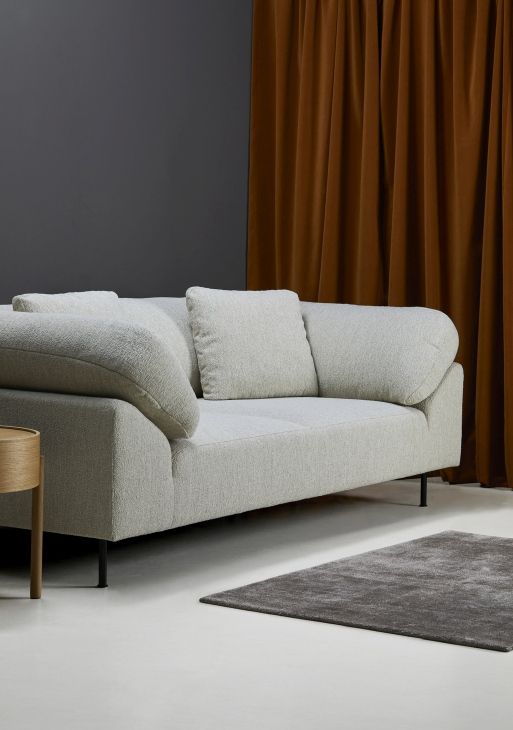 Grauer Tint Rug Teppich 170x240 cm von Woud unter einem modernen Sofa im Wohnzimmer.