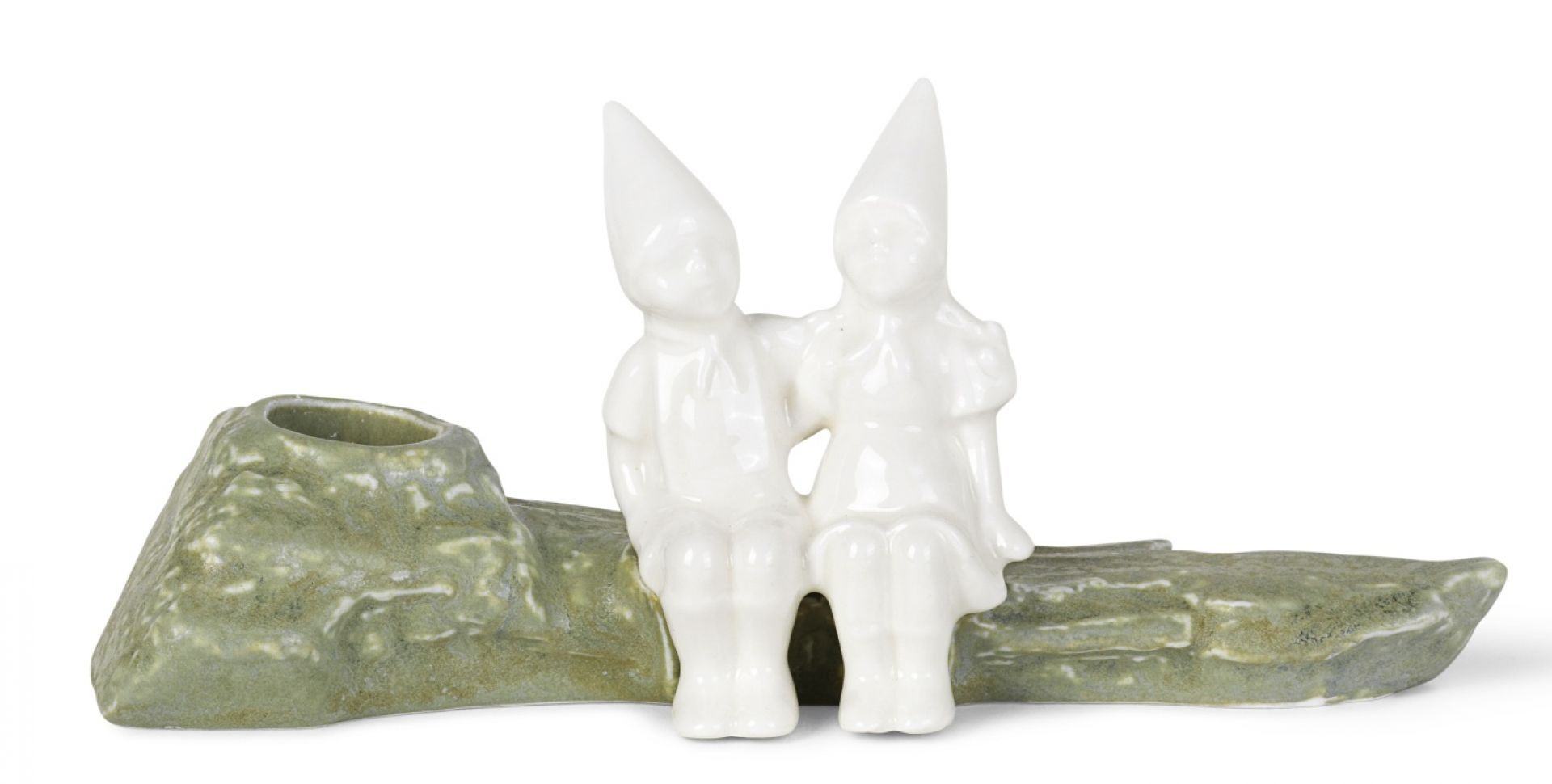 Christmas Tales Julekram Kerzenständer: Keramik-Kerzenhalter mit zwei weißen Figuren auf grünem Sockel.