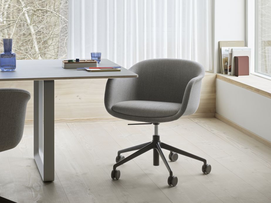 Grauer Fiber Conference Armchair von Muuto mit Drehfuß und Rollen am Konferenztisch.