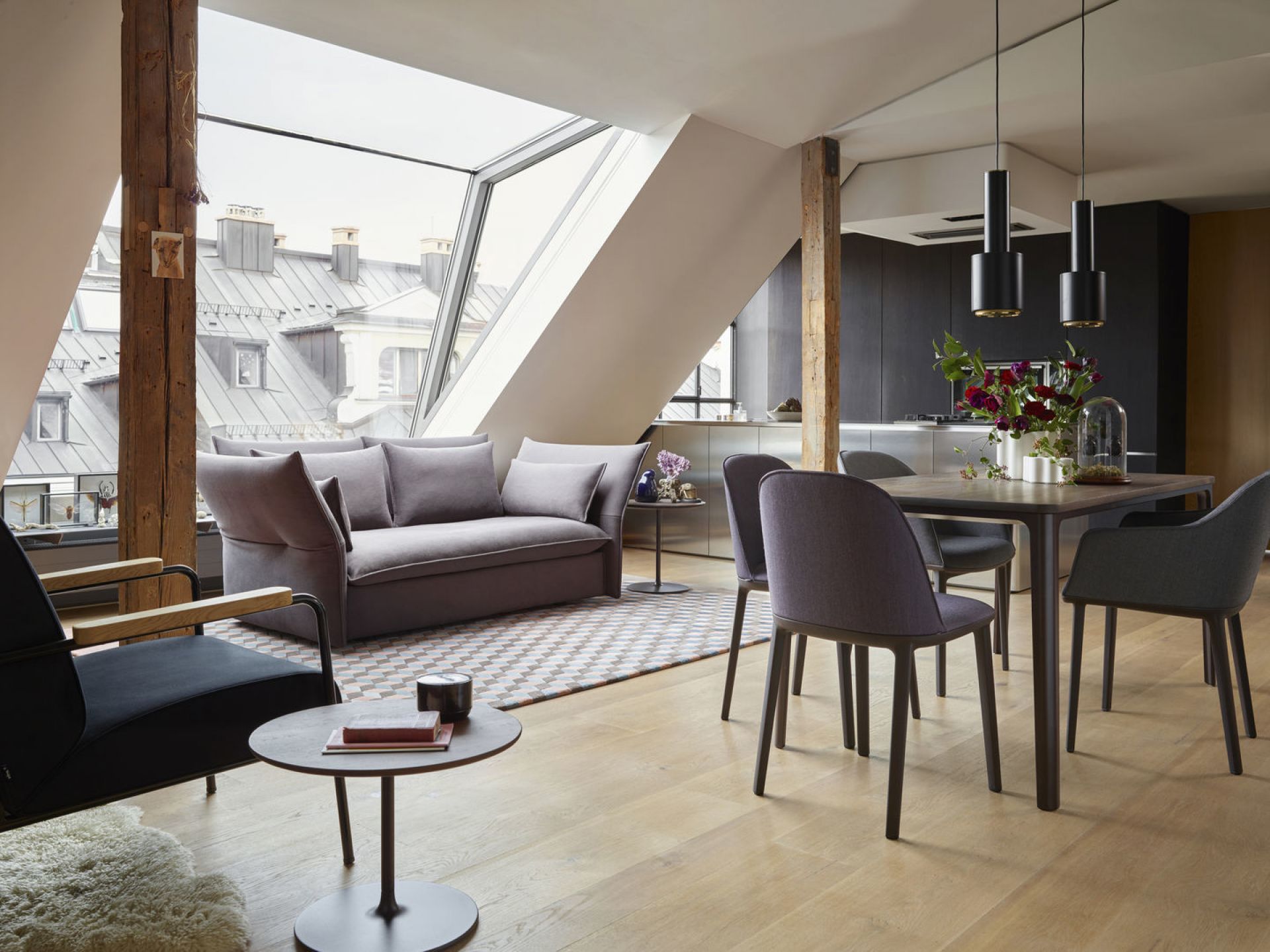 Wohnzimmer Interieur mit Vitra Fauteuil De Salon Sessel, Sofa, Esstisch und Stühlen in modernem Ambiente.