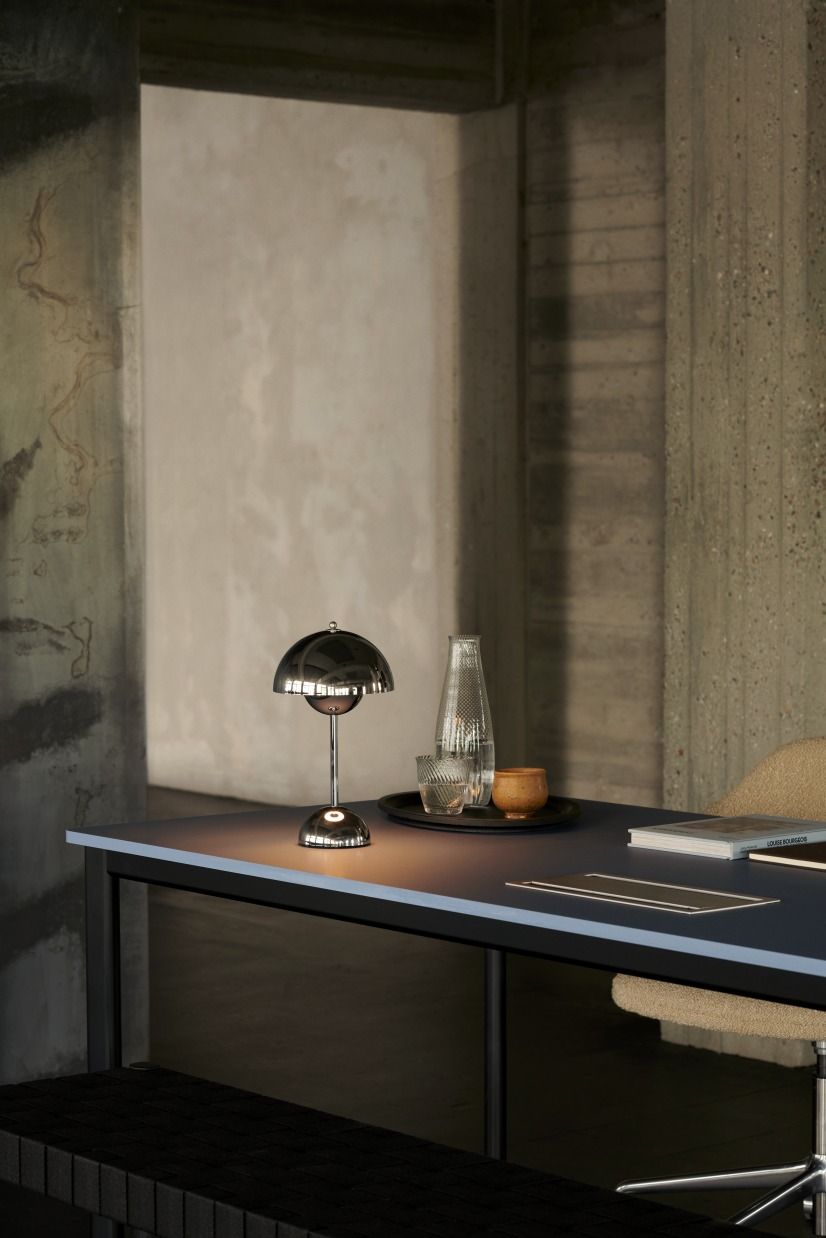 AndTradition Drip Table HW58 Tischlampe auf einem Schreibtisch, modernes Design, stimmungsvolle Beleuchtung für Büro und Zuhause.