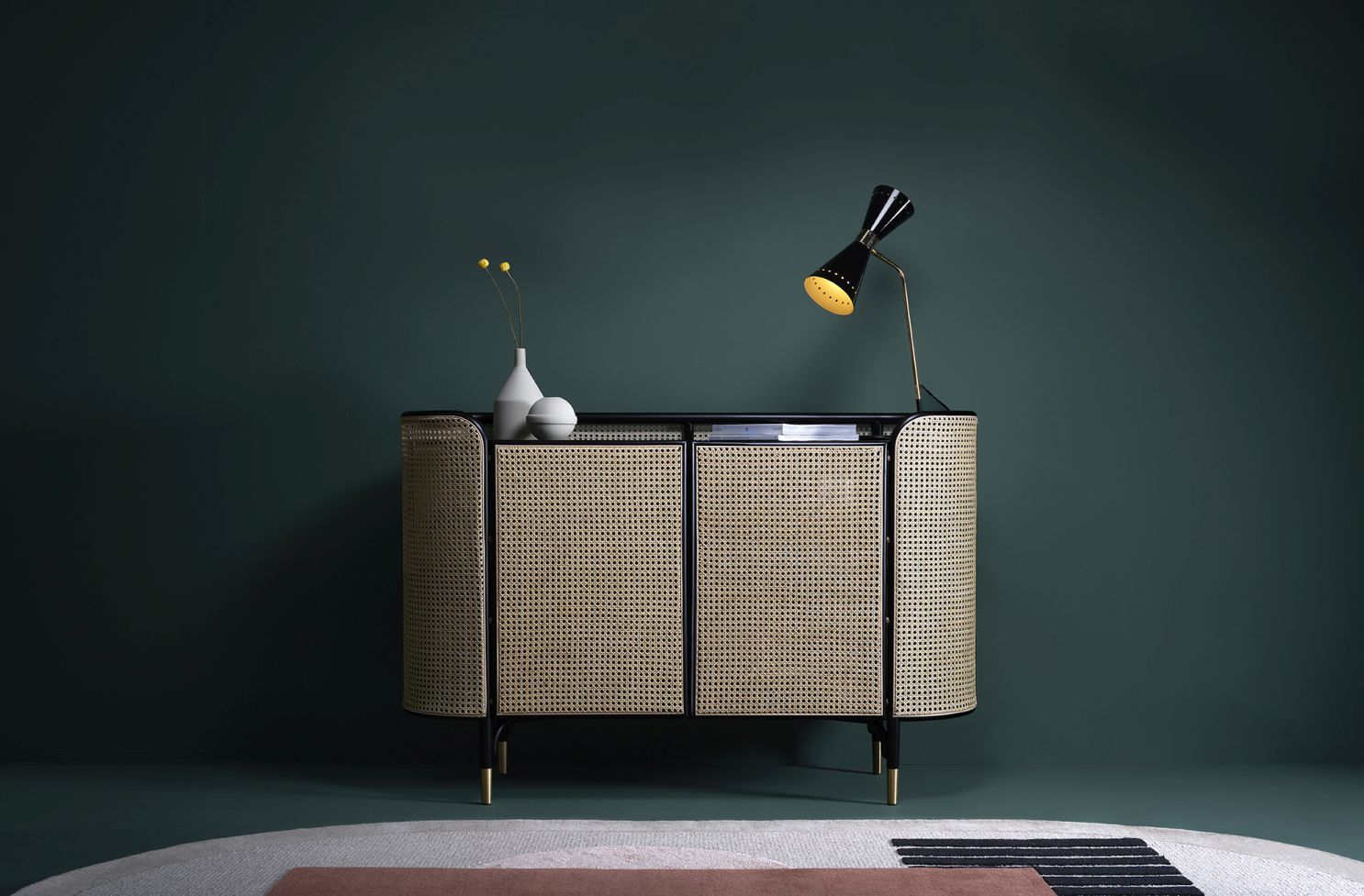MOS CABINET Schrank von Wiener GTV Design mit Wiener Geflecht und schwarzem Rahmen im Wohnzimmer.