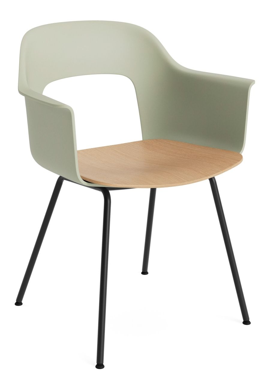 Layout Armchair 212 Armlehnstuhl von Hay, hellgrüne Sitzschale, Holz Sitzfläche und schwarzes Metallgestell.