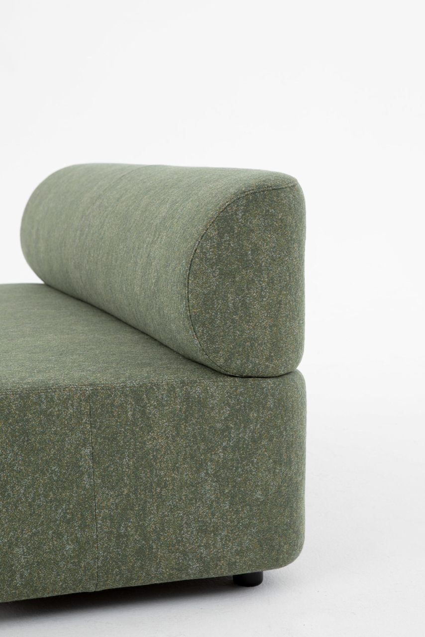 Detailaufnahme des grünen Mezza Sitzelements mit Rückenlehne von Cascando, modernes modulares Sofa für Büros.