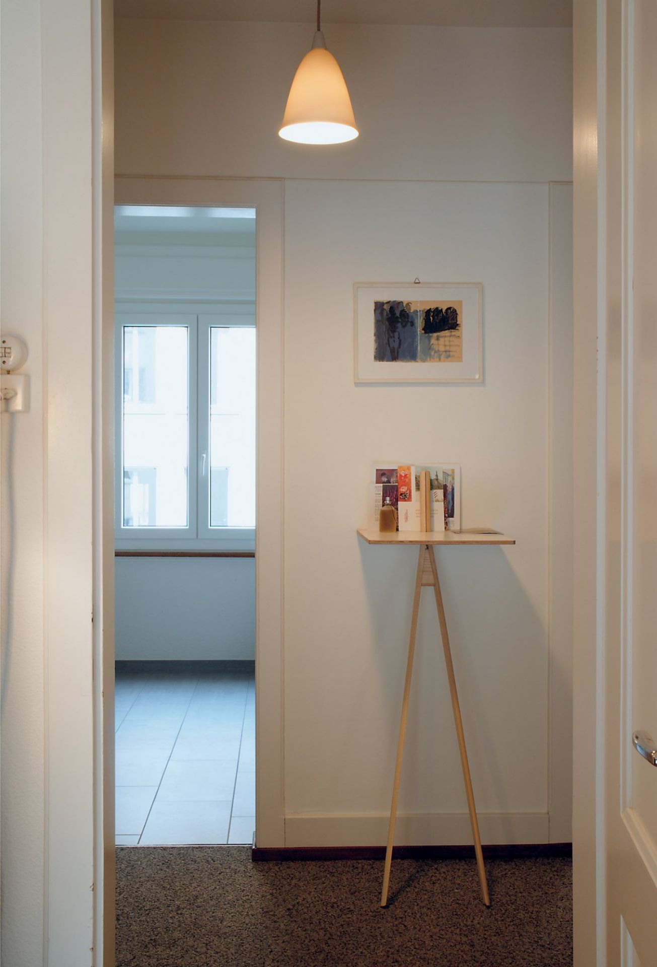 Der kleine Lehner Stehpult von Moormann im Flur, minimalistisches Design, helle Holzbeine.