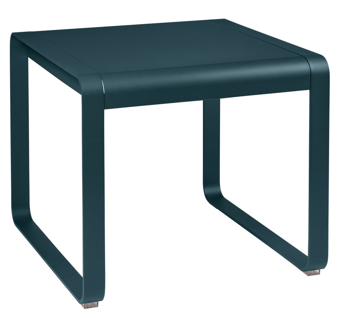 Blauer Bellevie Outdoor Tisch von Fermob, quadratisch, halbhoch, für Garten und Terrasse.