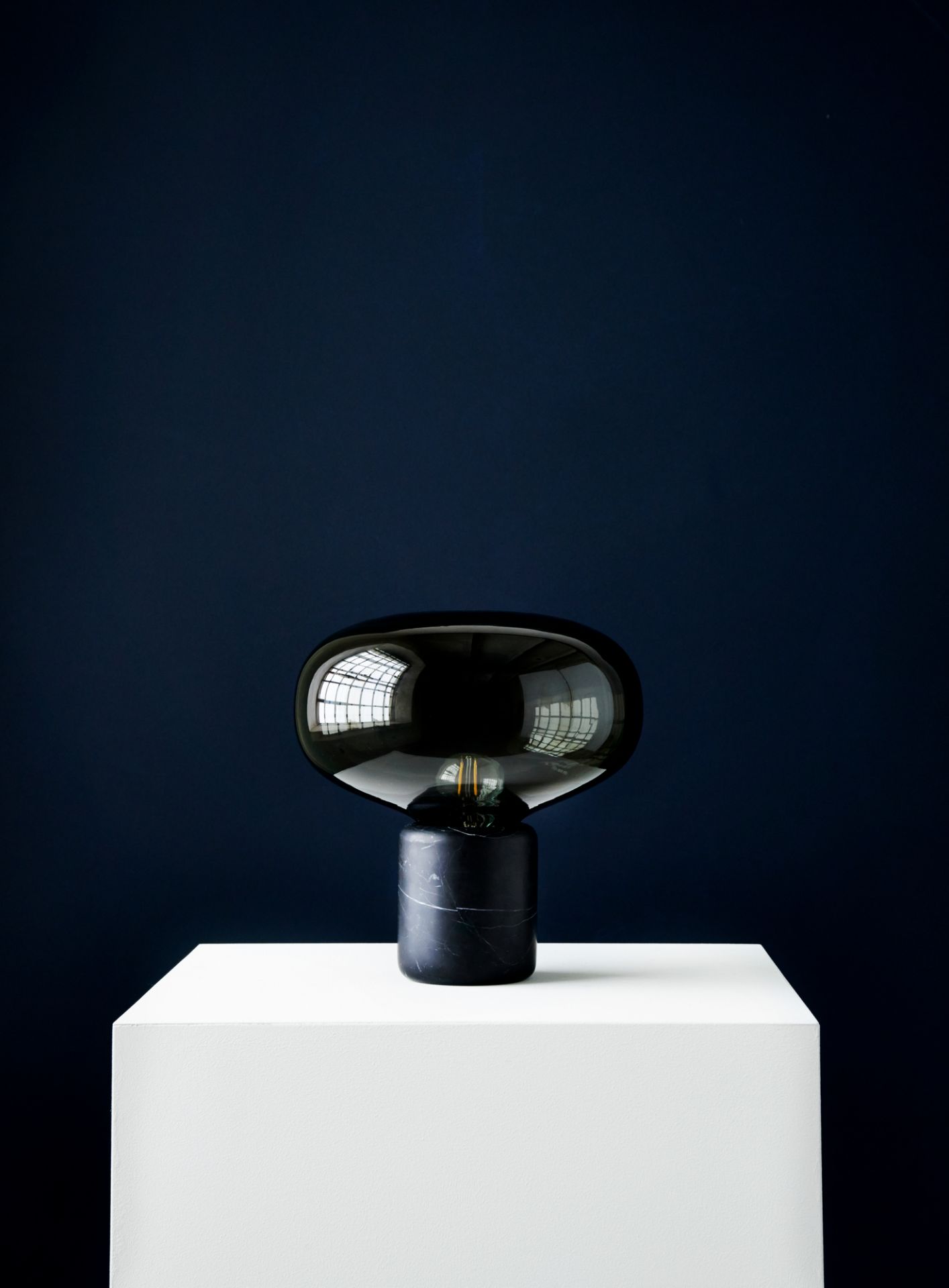 Karl-Johan Tischleuchte von New Works: Elegante Lampe mit schwarzem Marmorfuß und Opalglas-Schirm.