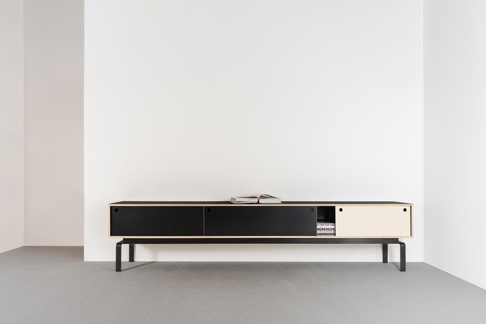 Egal Sideboard von Moormann: Modernes, niedriges Sideboard in Schwarz und Naturholz mit Schiebetüren.