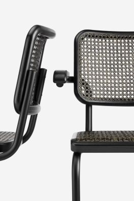 Detailaufnahme des Thonet S 64 V Freischwinger Stuhls mit Stahlrohrgestell und Wiener Geflecht in Schwarz.