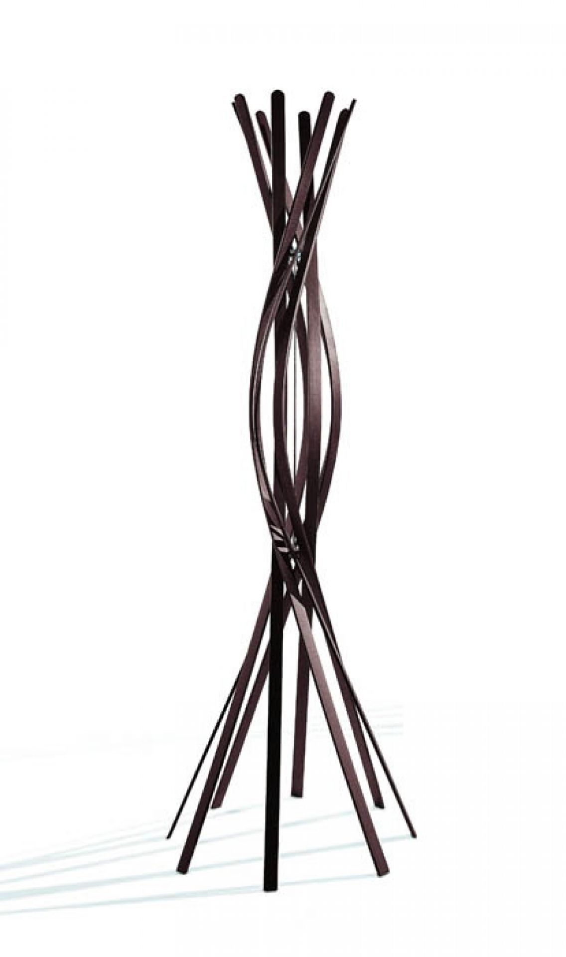 Twist Garderobenständer von Casamania Horm, moderner Design Garderobenständer aus Holz, braun und spiralförmig.
