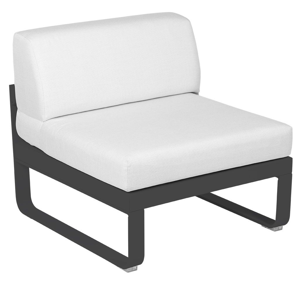 Fermob Bellevie Modulsofa Mitte, 1-Sitzer Outdoor Lounge Möbel mit weißem Bezug und anthrazitfarbenem Gestell.