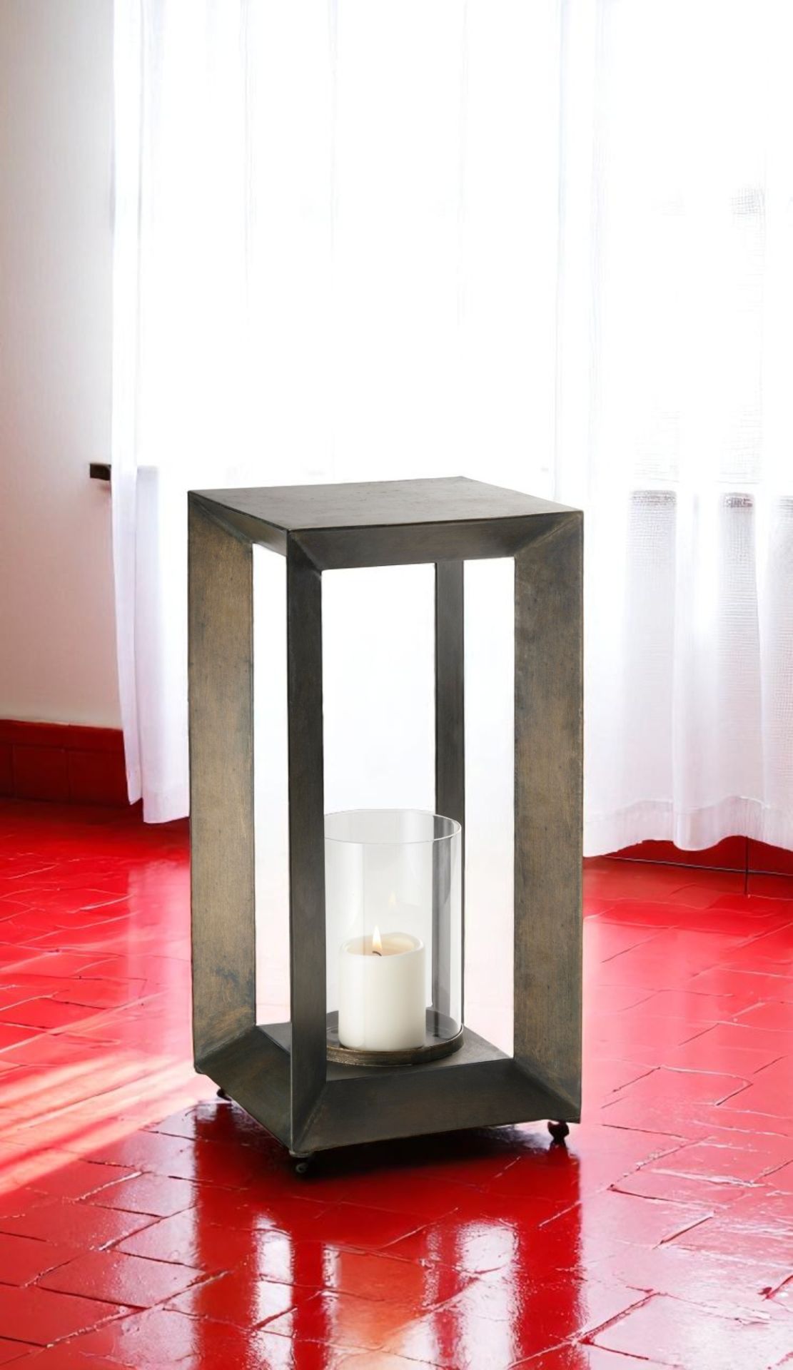 Estate Windlicht von Philippi: Modernes Windlicht aus Metall mit Glaseinsatz und brennender Kerze.