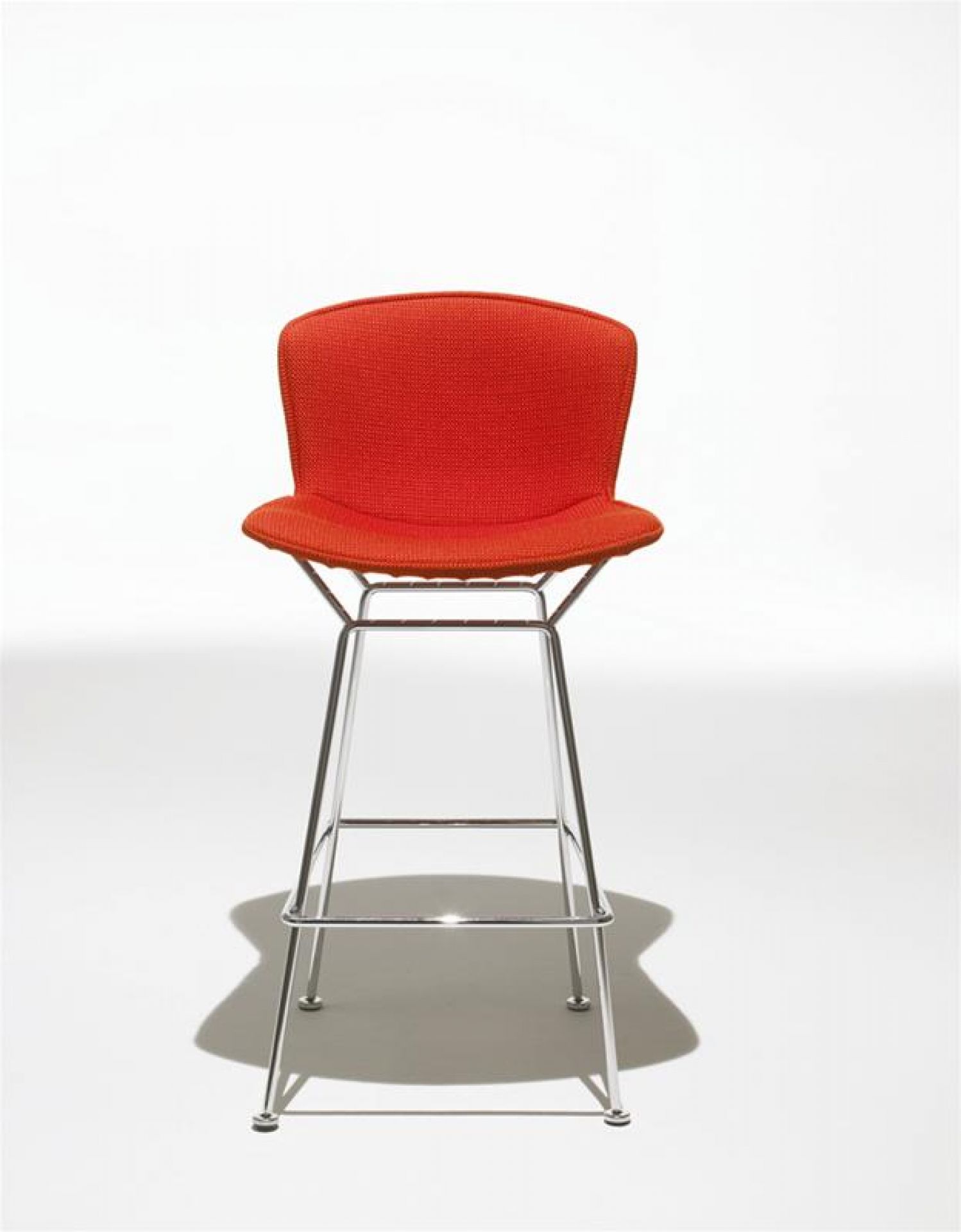 Bertoia Barhocker von Knoll International mit rotem Bezug und verchromtem Stahlgestell, Frontansicht.