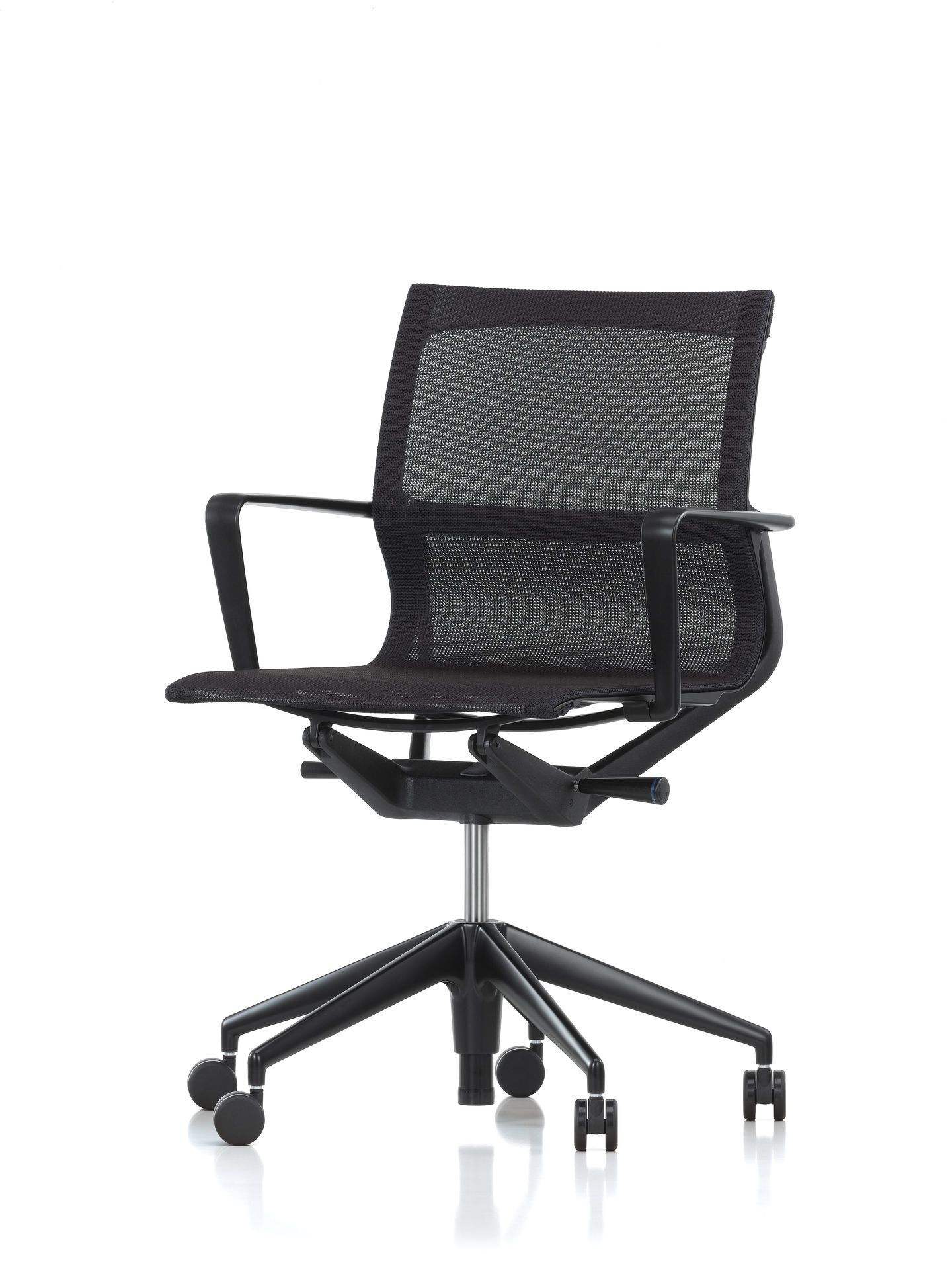 Schwarzer Physix Bürodrehstuhl von Vitra mit Armlehnen und Netzrückenlehne, ergonomischer Bürostuhl für komfortables Sitzen.