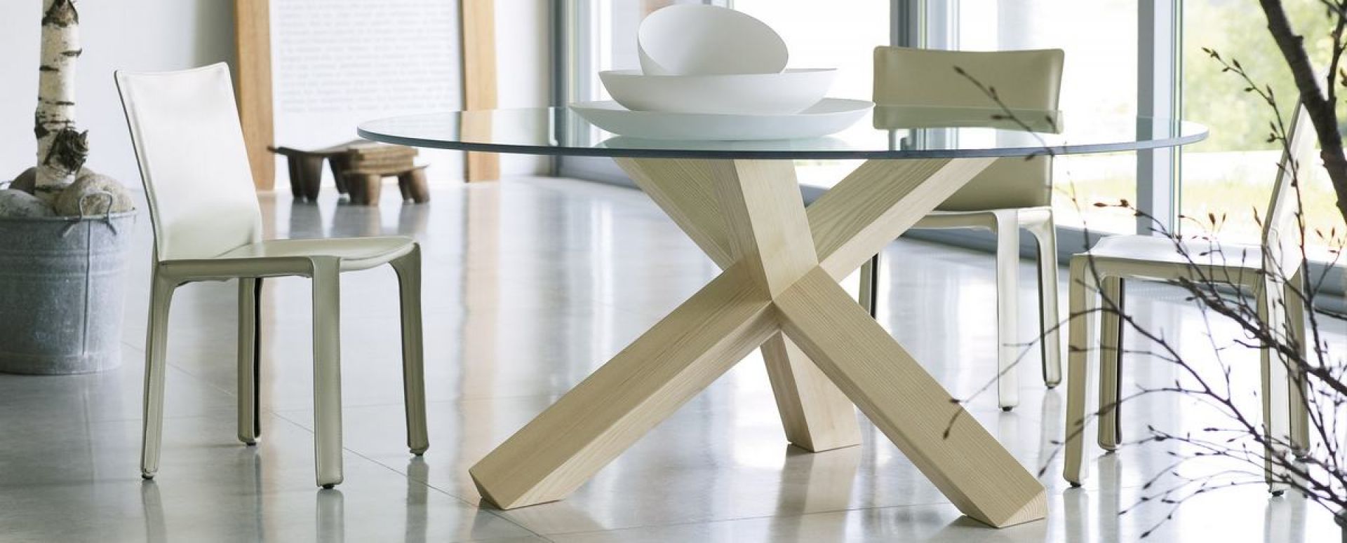Heller 412 Cab Chair Standard Stuhl von Cassina am Esstisch mit Glasplatte und Holzkreuzfuß.