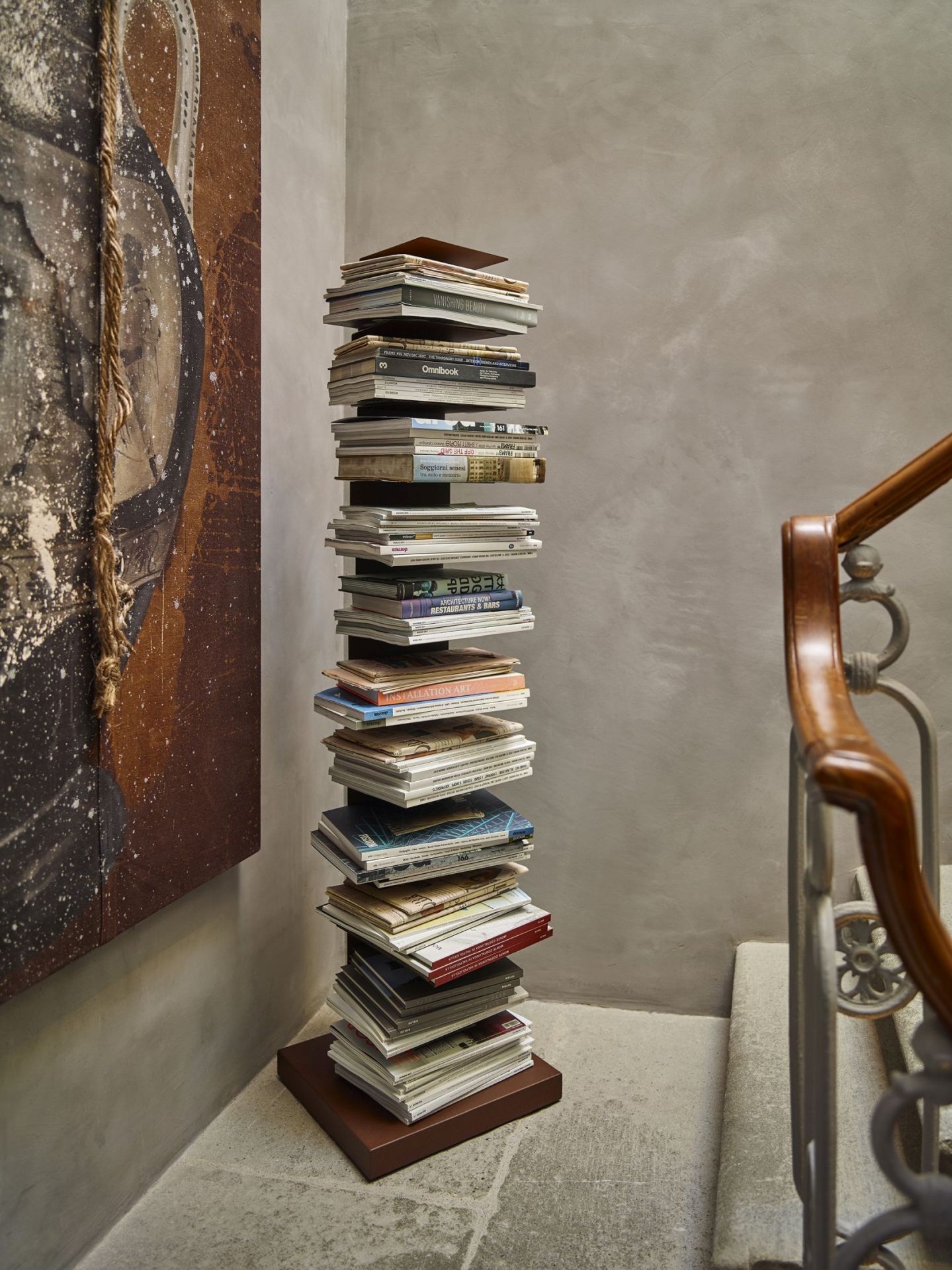 Ptolomeo Bücherregal: Freistehendes Bücherregal mit Büchern in einem modernen Wohnraum. Corten Stahl.