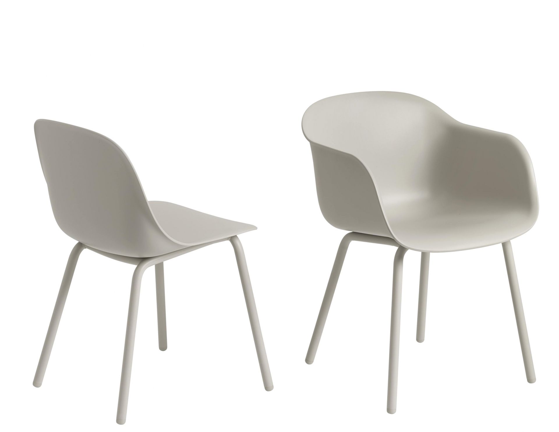 Zwei graue Muuto Fiber Outdoor Sidechairs, einer mit Armlehnen, minimalistisches Design.