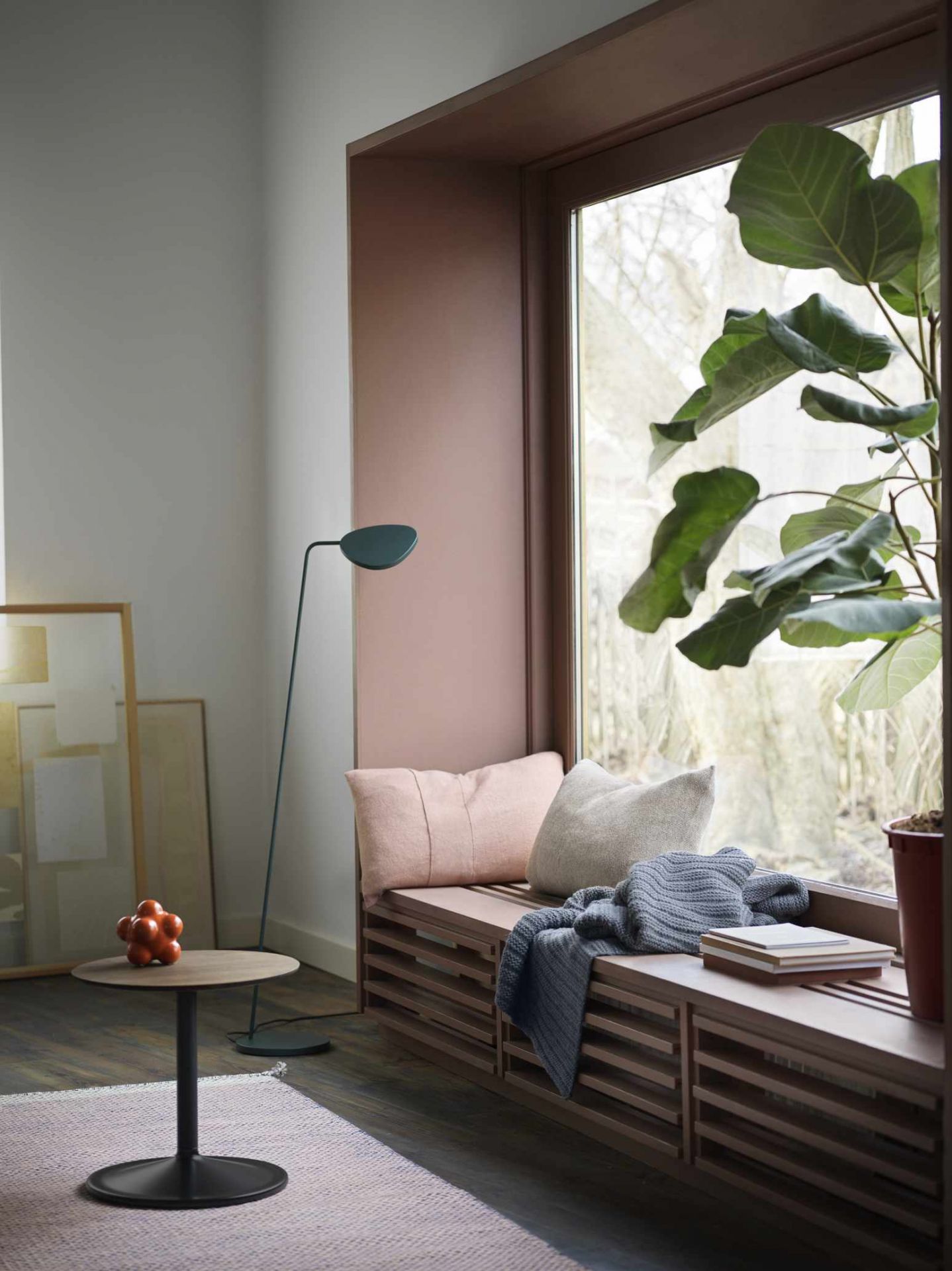 Wohnzimmer-Szene mit Muuto Soft Side Table Beistelltisch, Lampe, Fensterbank und Zimmerpflanze.
