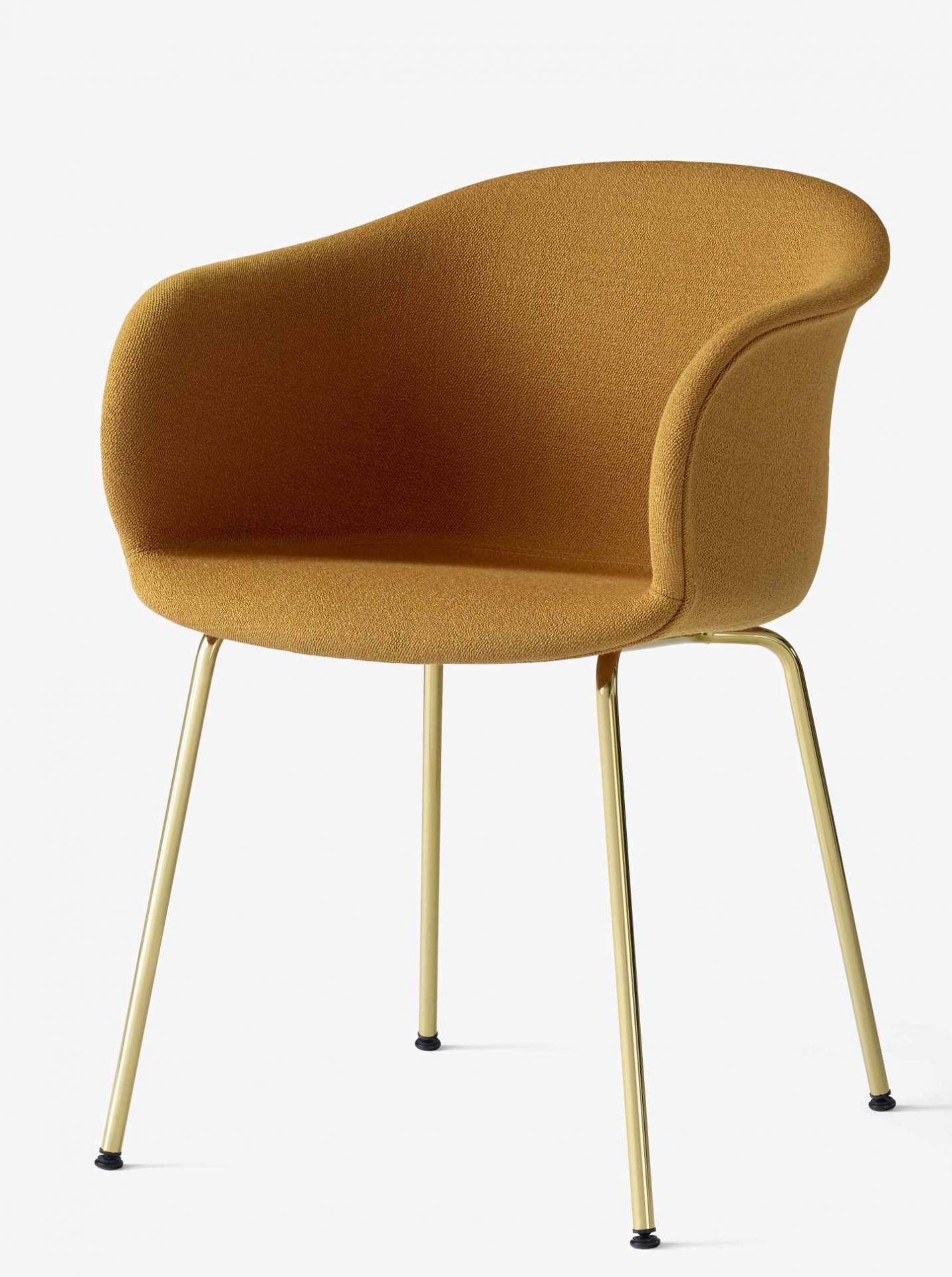 Eleganter Elefy Lounge Chair von AndTradition mit goldfarbenem Stahlrohrgestell und senfgelber Polsterung.