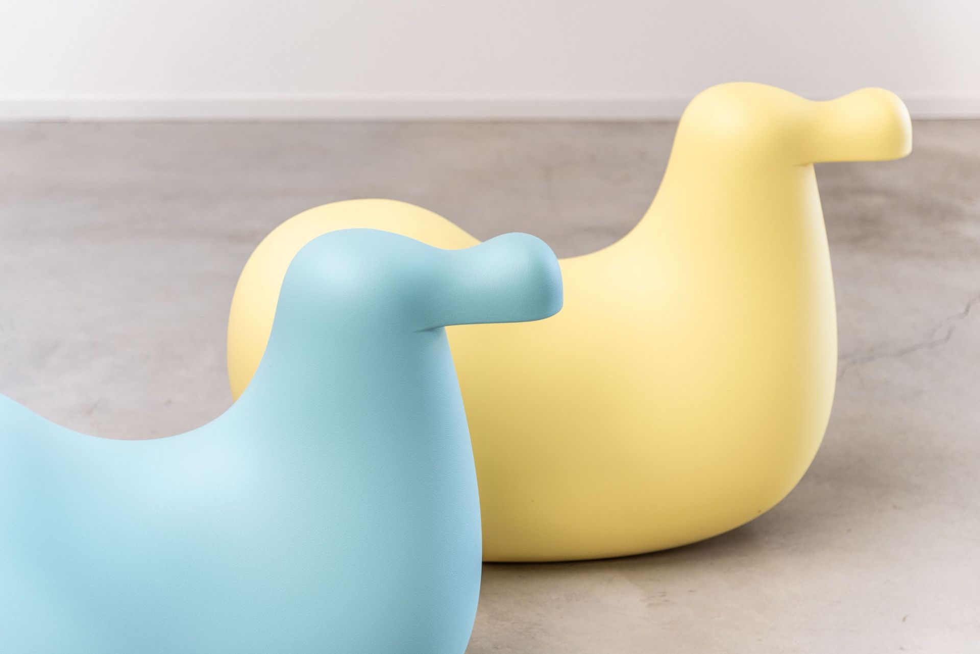 Zwei Dodo Schaukelvögel von Magis in Gelb und Hellblau, moderne Kindermöbel für drinnen.