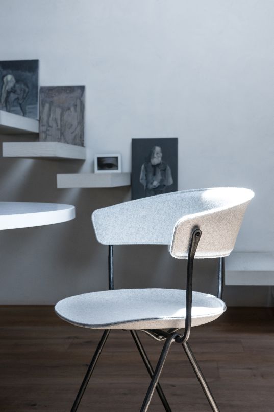 Magis Officina Stuhl aus Polypropylen mit grauem Bezug und schwarzem Metallgestell, modernes Design.