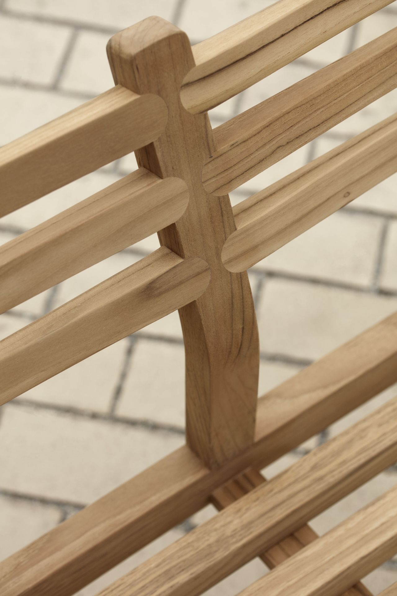 Detailaufnahme des AH701 Teak Lounge Sofas von Carl Hansen & Søn für den Außenbereich.