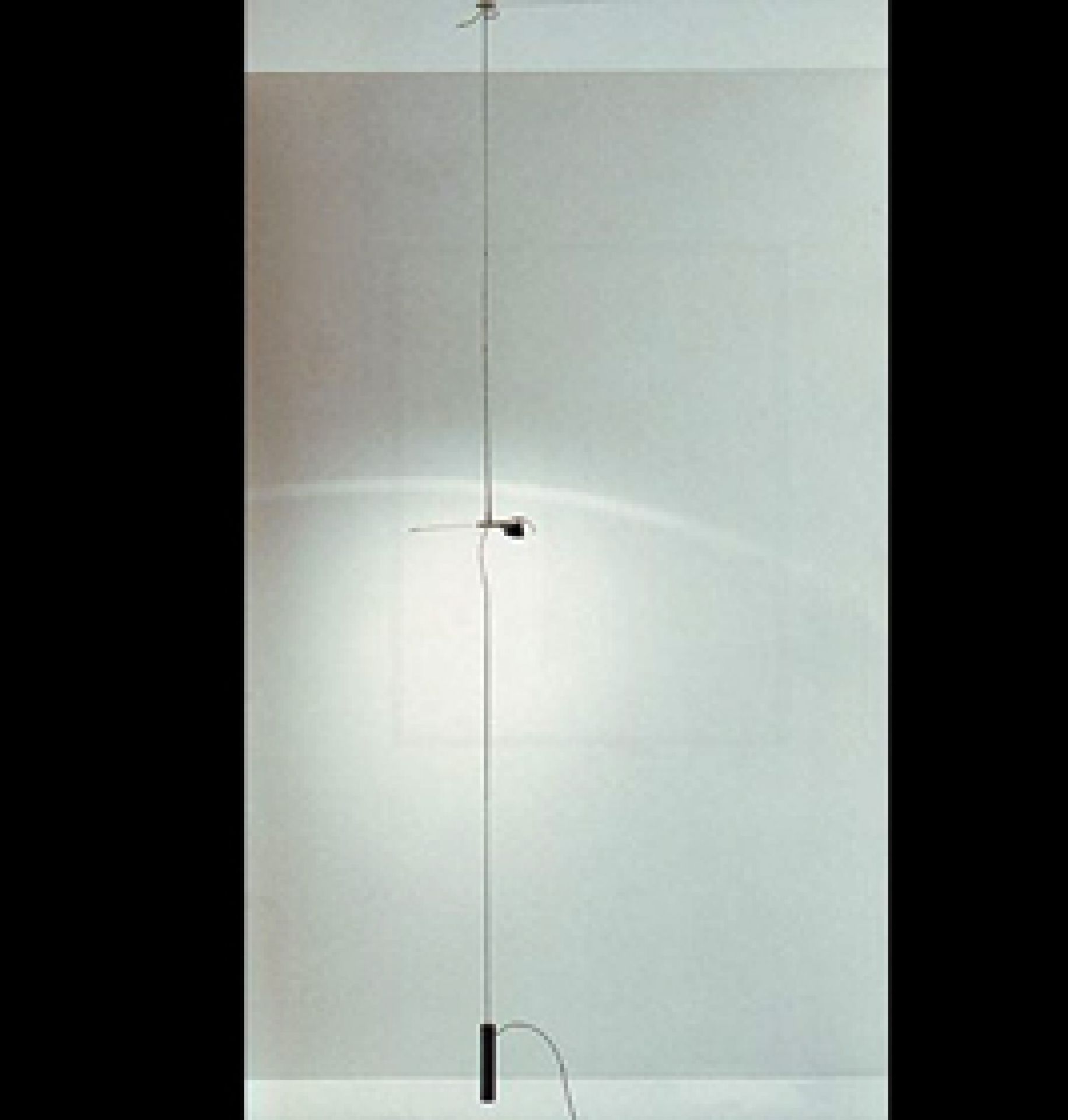 Minimalistische, höhenverstellbare Stab-Pendelleuchte in Schwarz mit filigranem Drahtseil für modernes Wohnambiente.