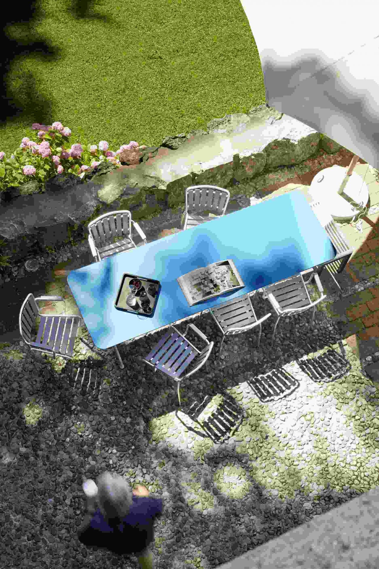Draufsicht: Gartensitzgruppe mit Haefeli Sessel, Outdoor Möbel, weinrot RAL 3005, Tisch, Garten, Design.