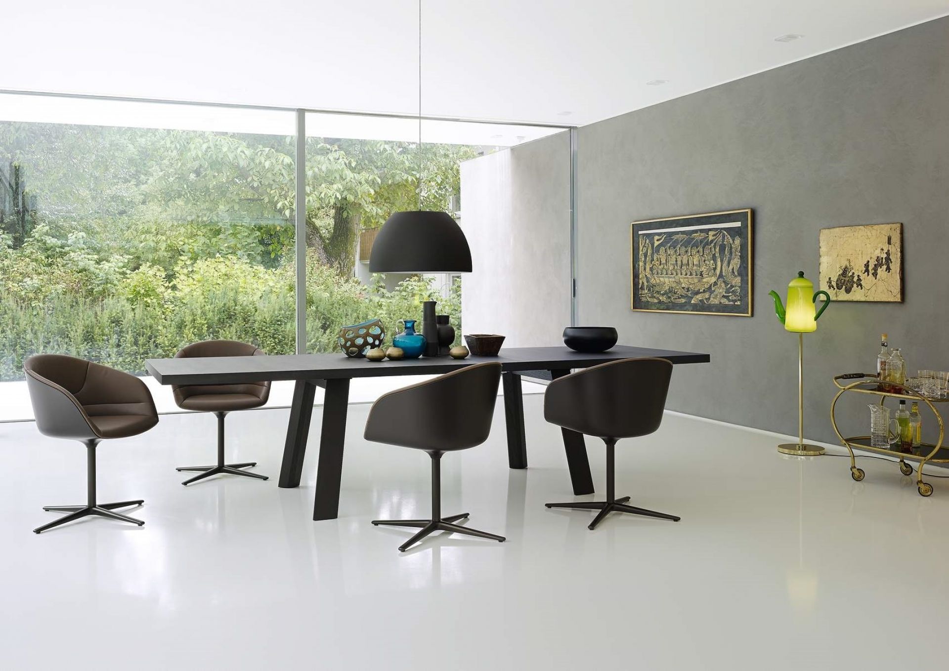 Kyo Sessel von Walter Knoll in braun mit Drehfuß an Esstisch in modernem Ambiente.